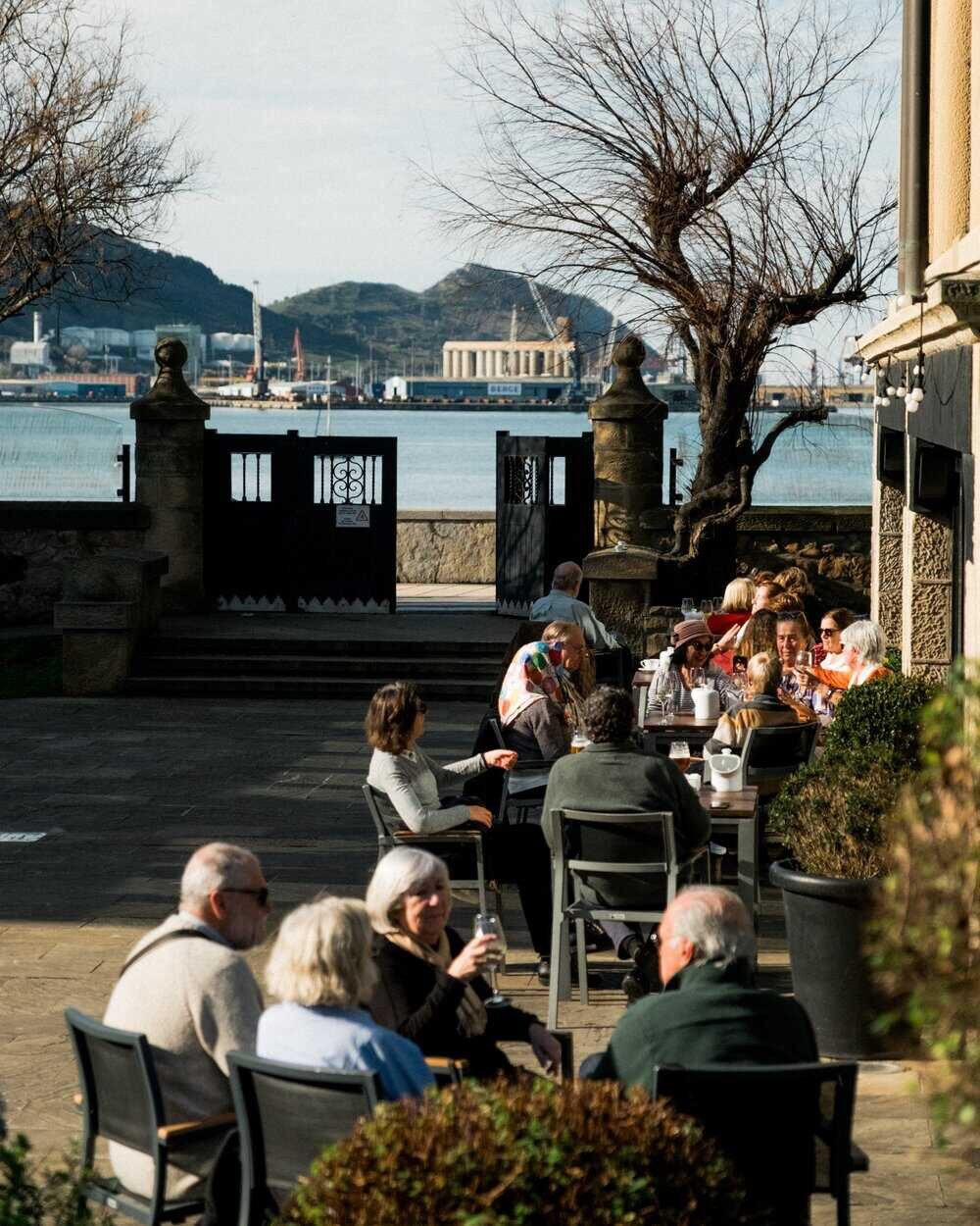 Terraza del hotel Embarcadero en primer línea de playa en Getxo